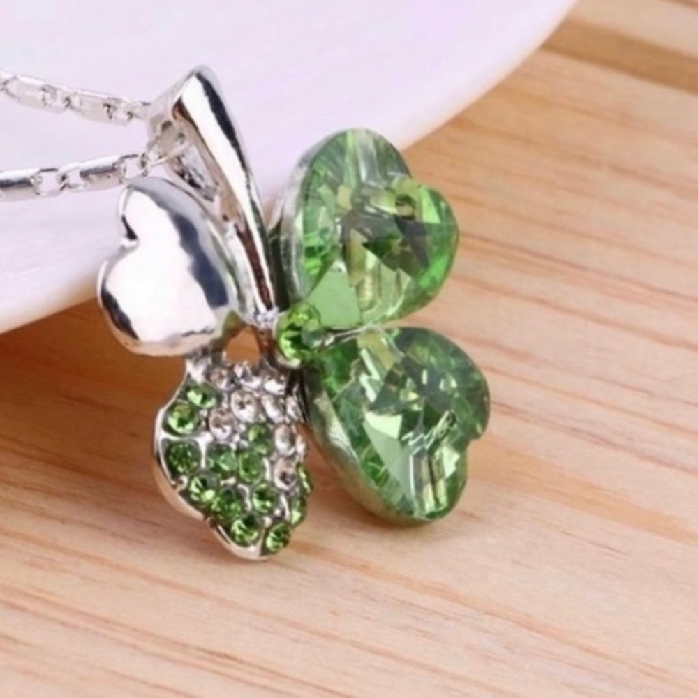 Chic Silver and Green Clover Pendant Necklace - Picture 2 of 11